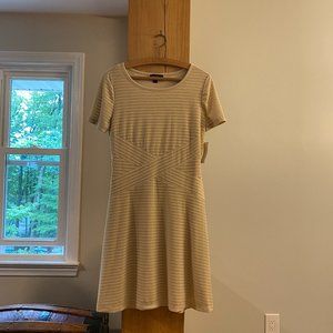 Tan, Indication short sleeved dress